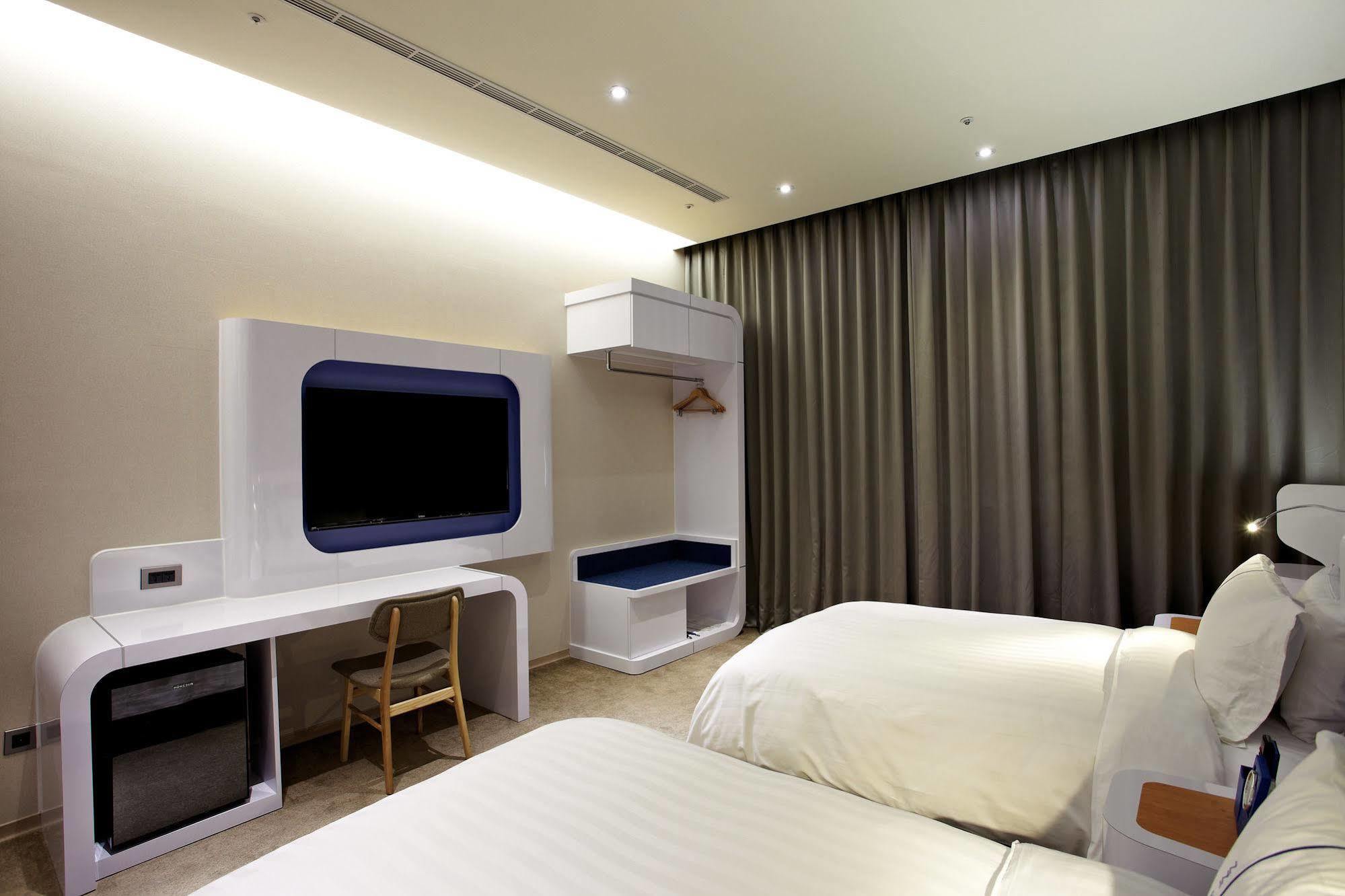 Airline Inn Green Park Way Taichung Exterior photo