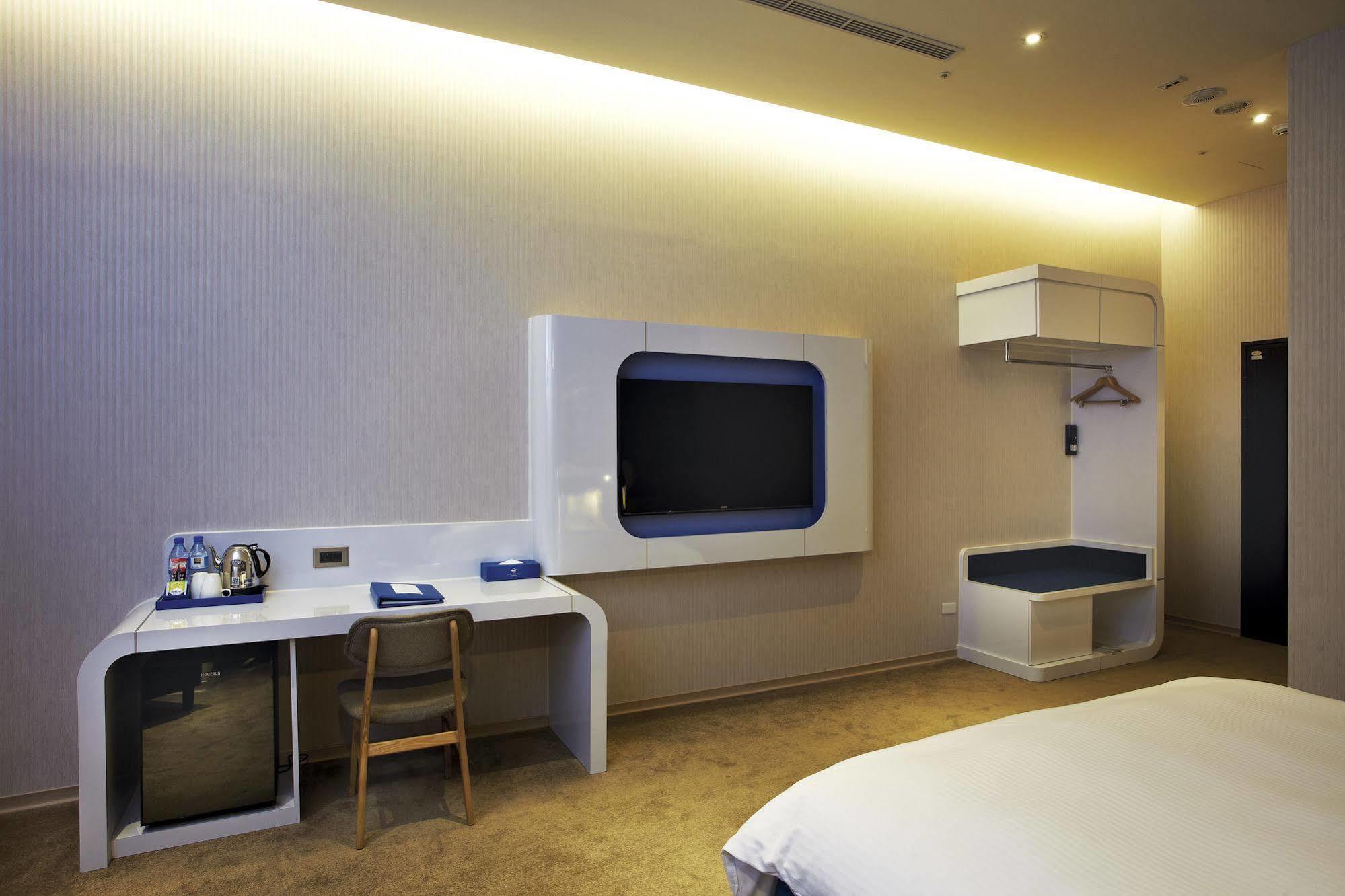 Airline Inn Green Park Way Taichung Exterior photo